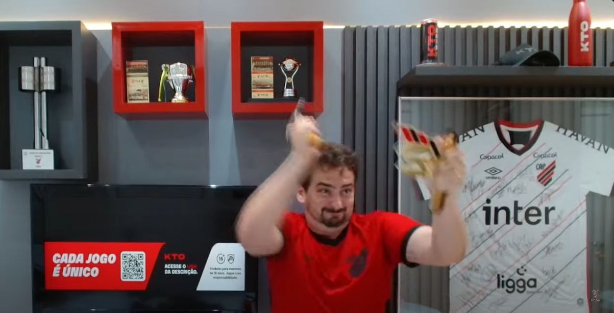 Jornalista "surta" e quebra item decorativo de clube após rebaixamento