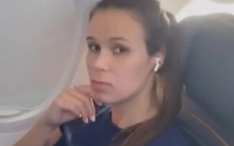 Mulher que não cedeu lugar a criança no avião tem mais seguidores que o Botafogo