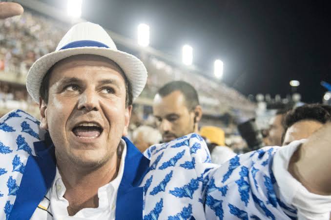 Prefeito do Rio comemora vitória de time de cidade que ele chamou de "lugar de merda" no passado
