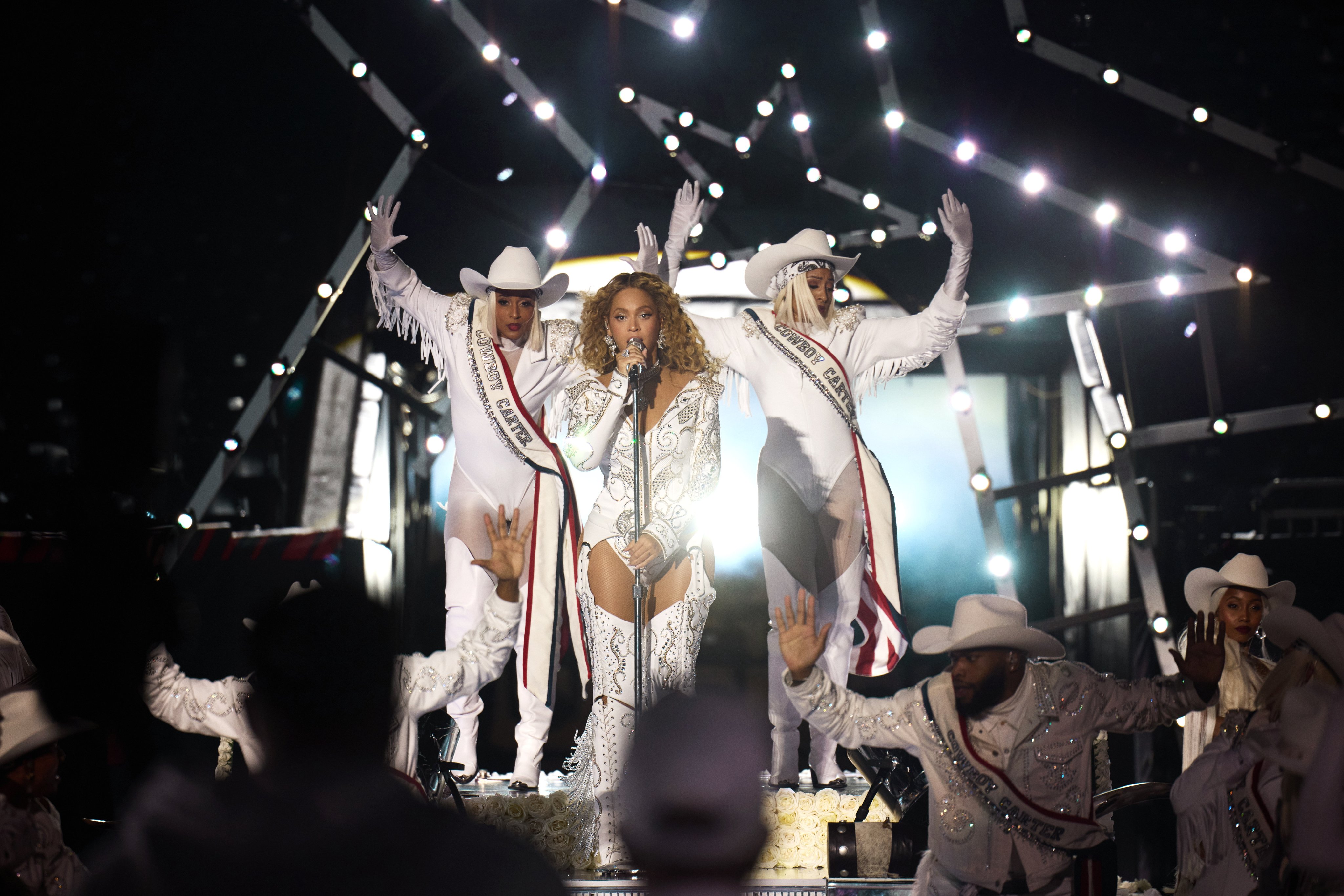 Volta de Paulo Mancha aos comentários da NFL e show da Beyoncé marcam transmissões natalinas da Netflix